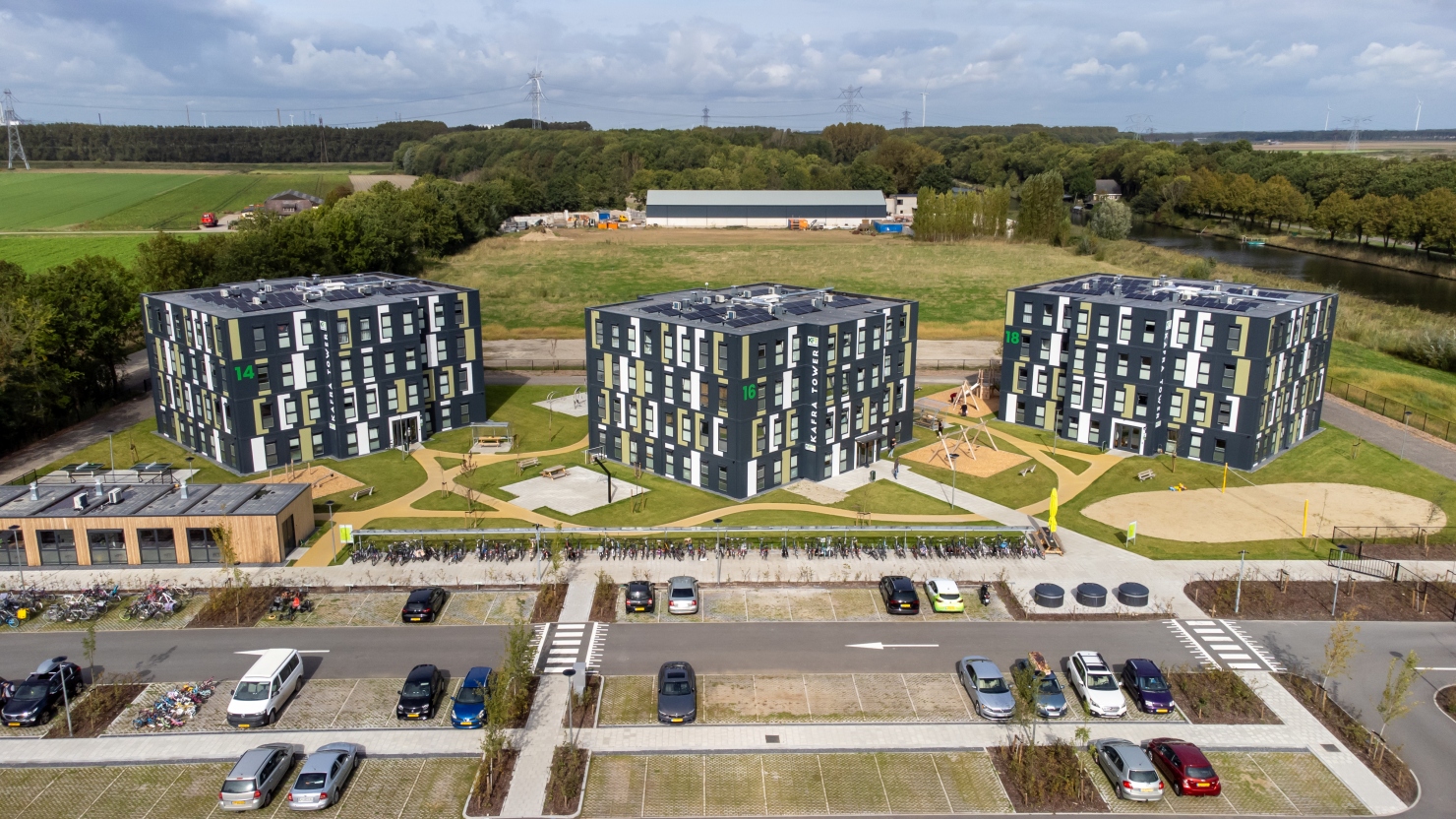 Dronebeeld drie KaFra Towers in Zevenbergen