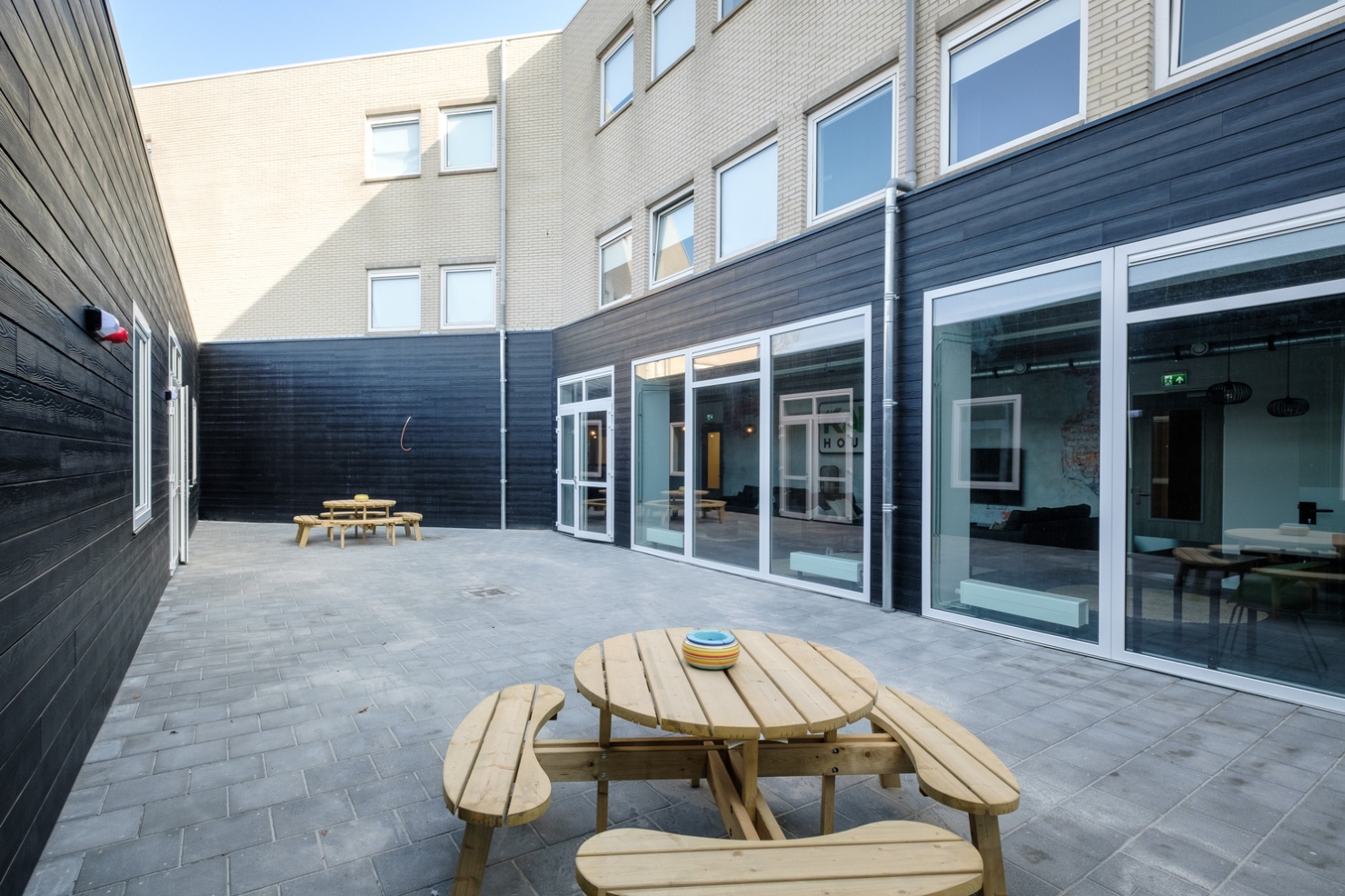 KaFra transformeerde dit voormalige kantoorpand tot huisvestingslocatie in Almere