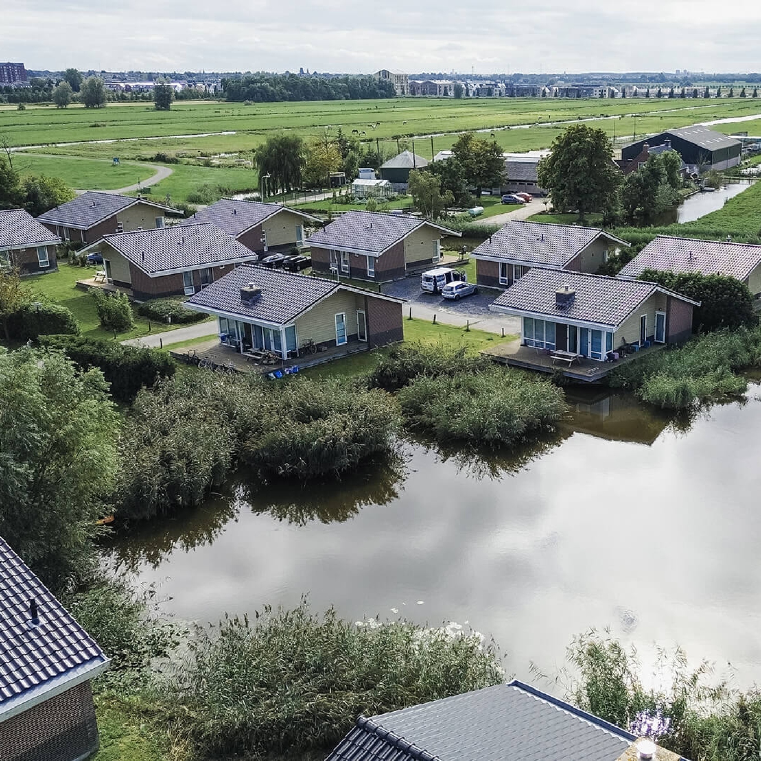 Dronebeeld van voormalig getransformeerd vakantiepark door KaFra Housing