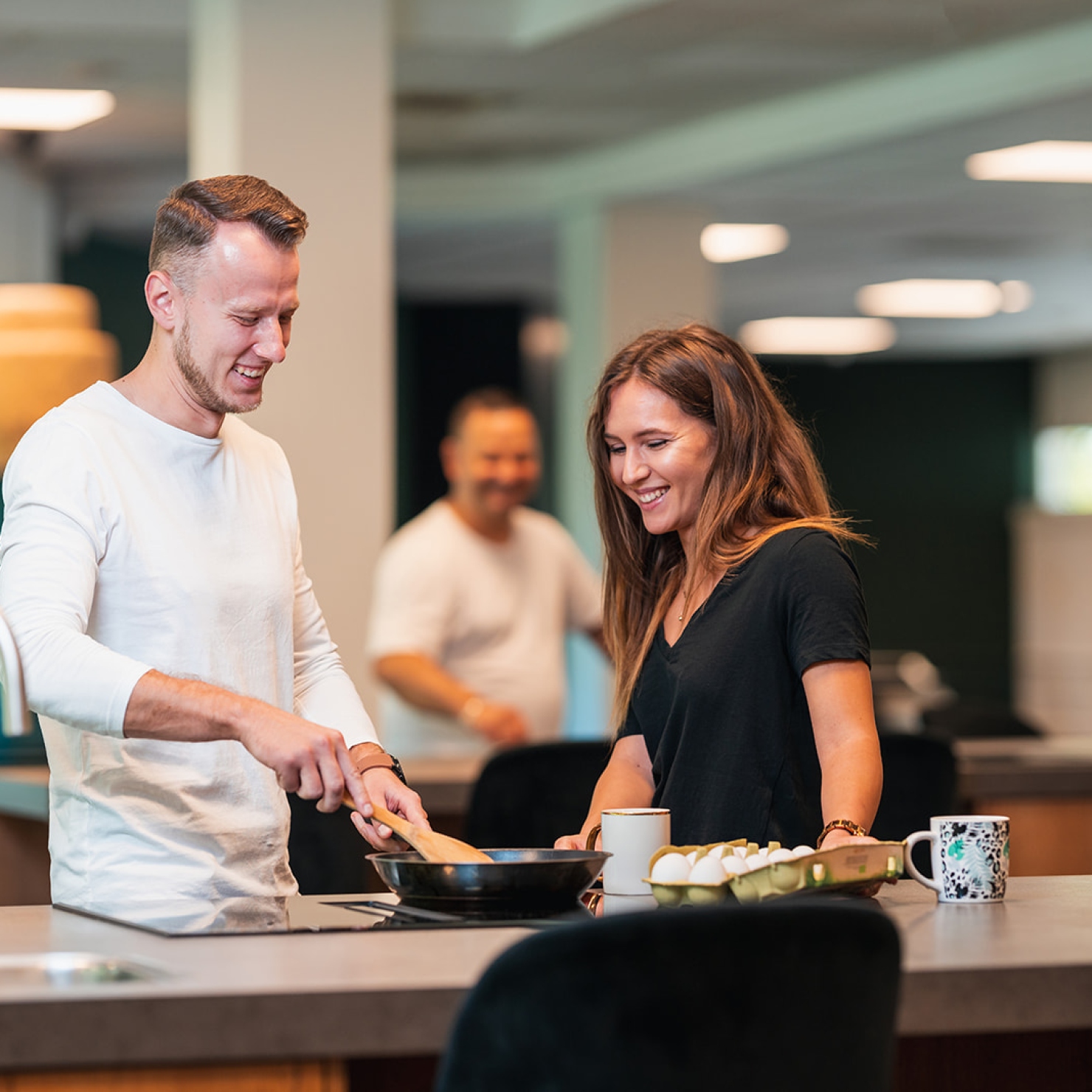 KaFra bewoners koken in de gemeenschappelijke ruimte