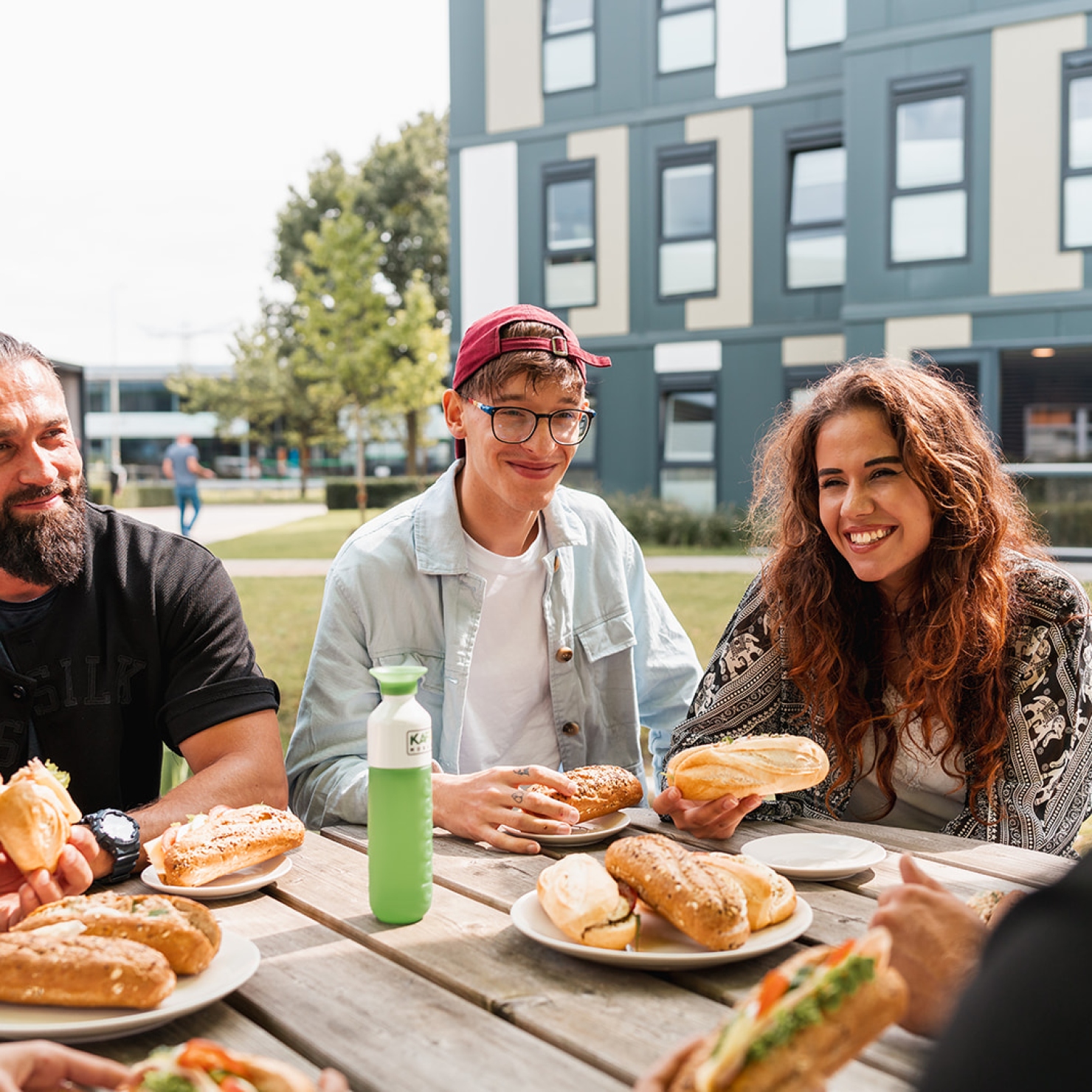 KaFra bewoners lunchen in de tuin van een KaFra Tower