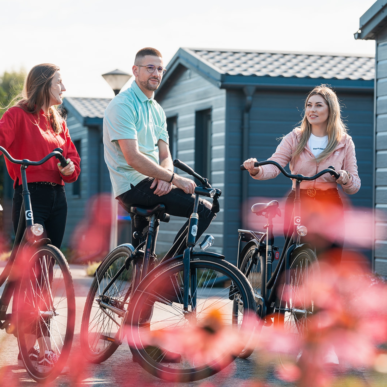 KaFra bewoners wachten op de fiets bij een locatie met Flexwoningen