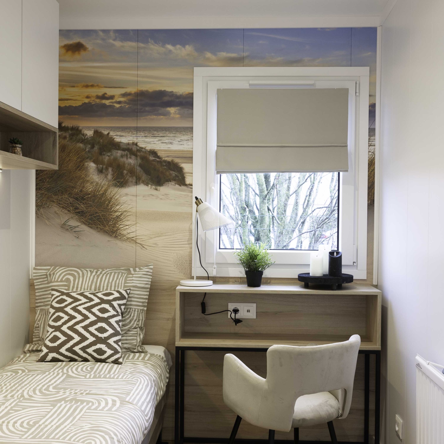Ruime eenpersoonsslaapkamer in de Flexwoning 3.0 met bed en bureau