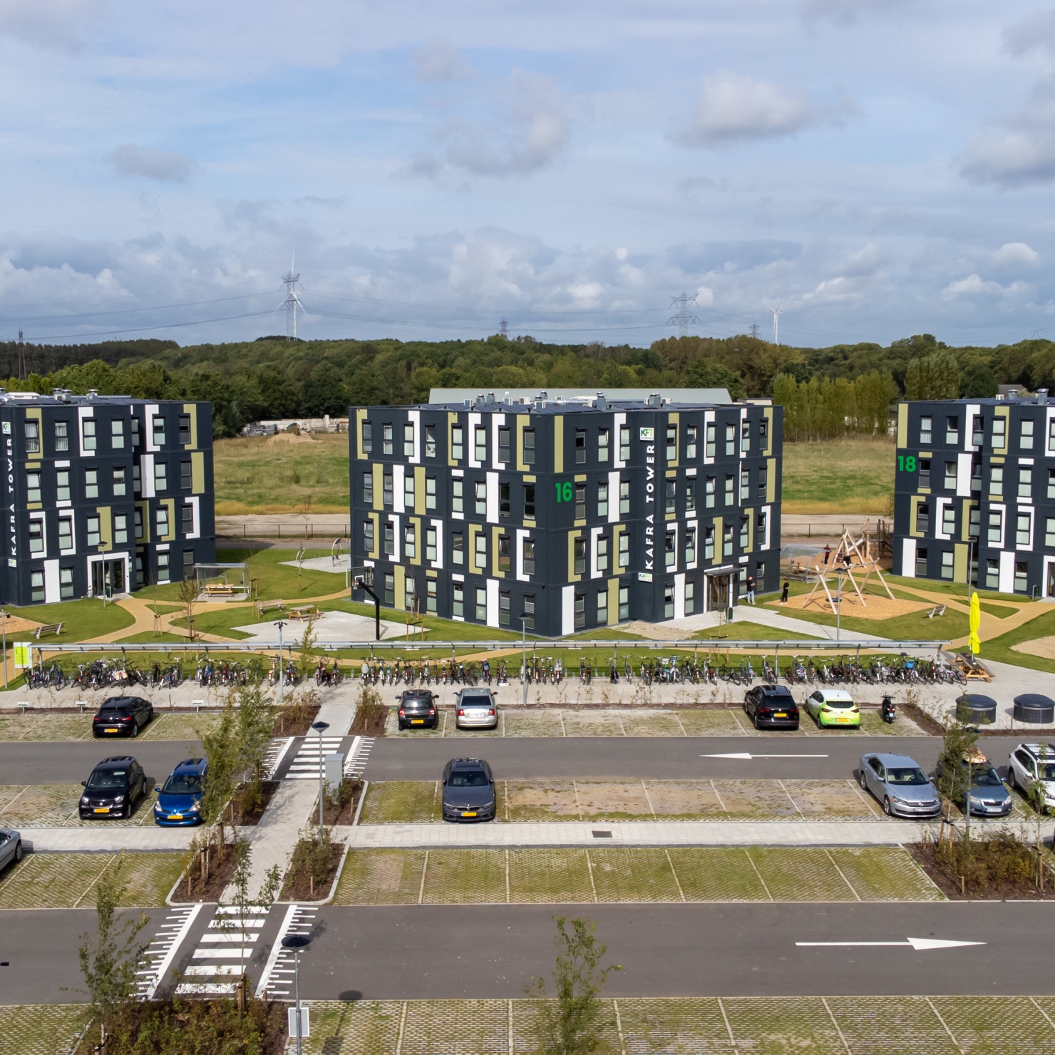 Dronebeeld van drie KaFra Towers in Zevenbergen