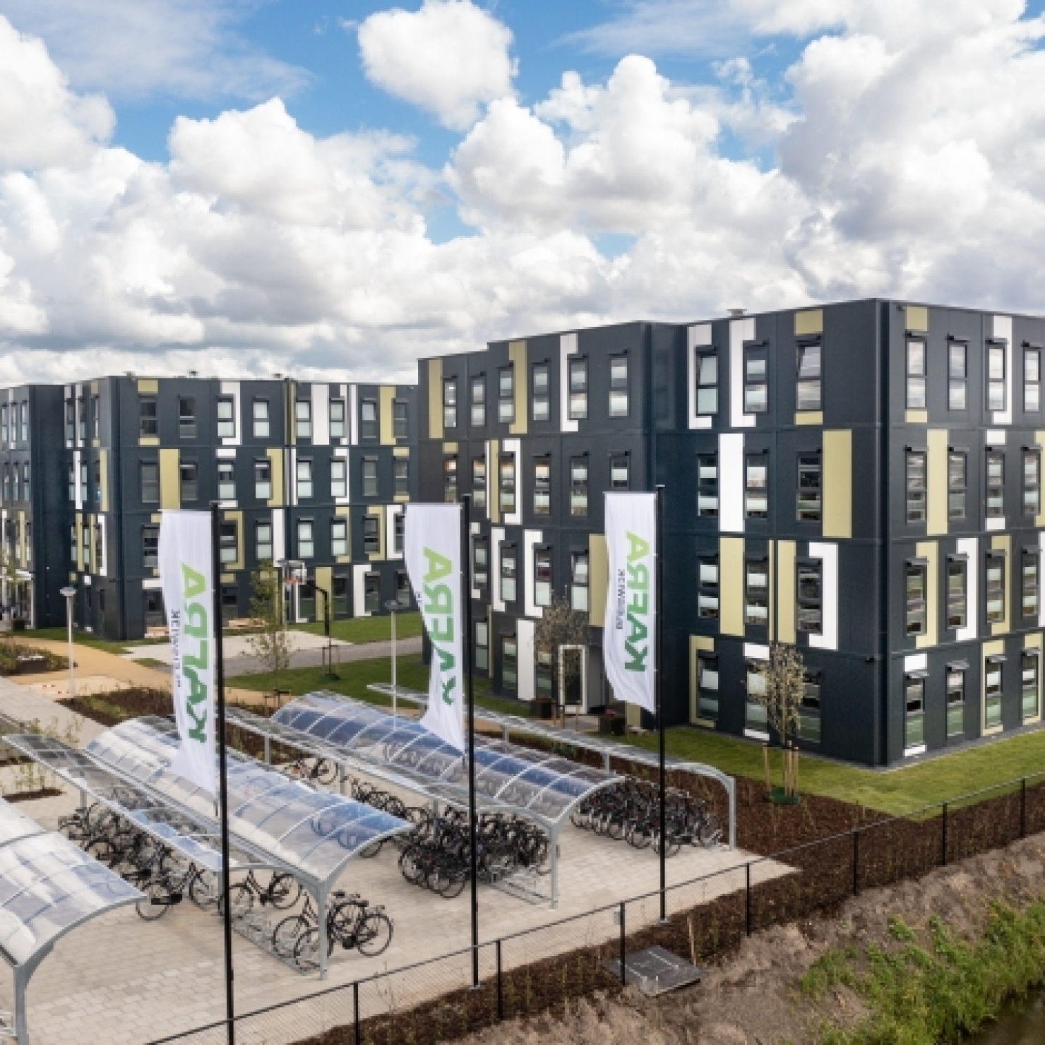 Zij-aanzicht van de KaFra Towers van locatie Bleiswijk - Violierenweg