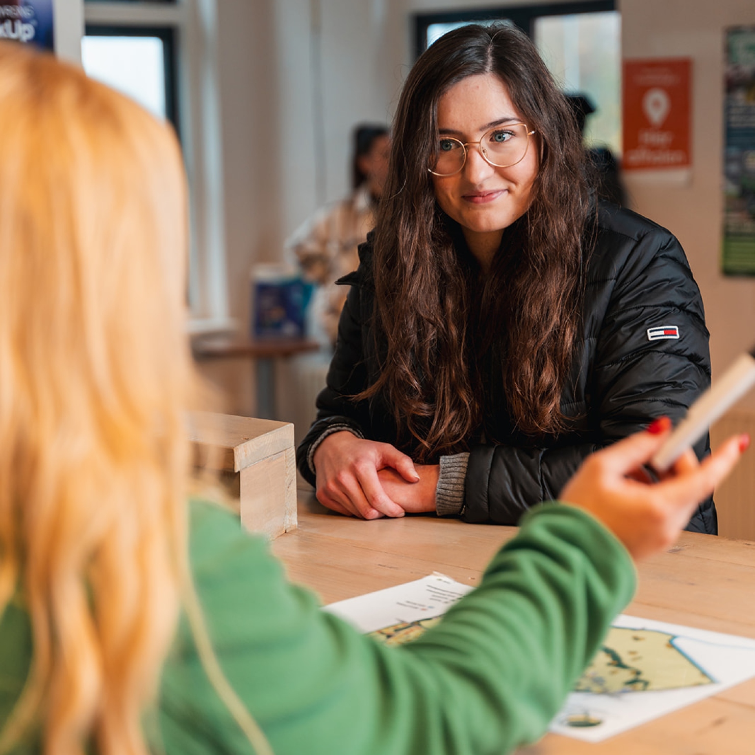 KaFra Welfare Officer toont locatie plattegrond aan nieuwe bewoner