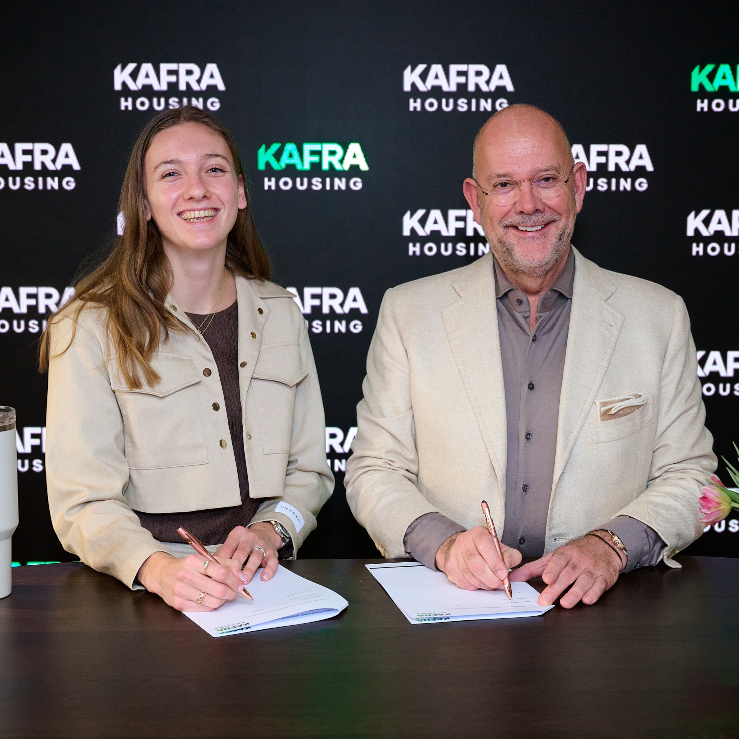 Ondertekenmoment van Femke Bol bij KaFra Housing met Frank van Gool