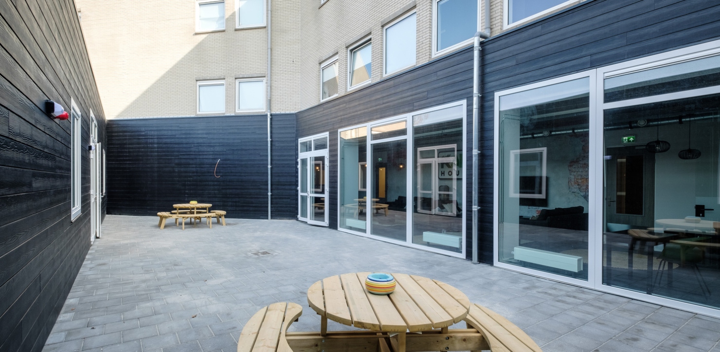 Binnenplaats van door KaFra Housing getransformeerd voormalig kantoorpand