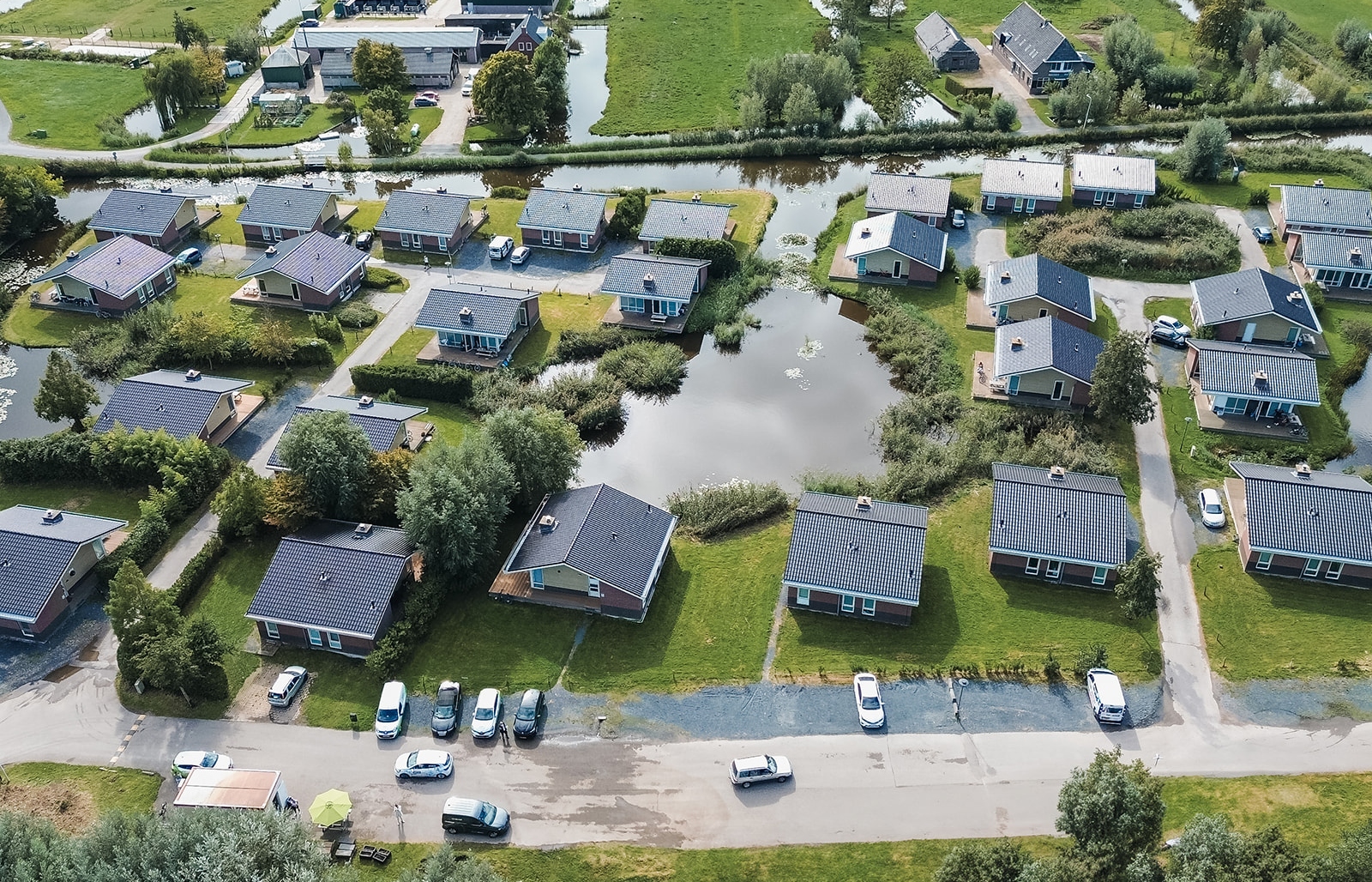 Luchtfoto van de getransformeerde bungelows op locatie KaFra Gouda