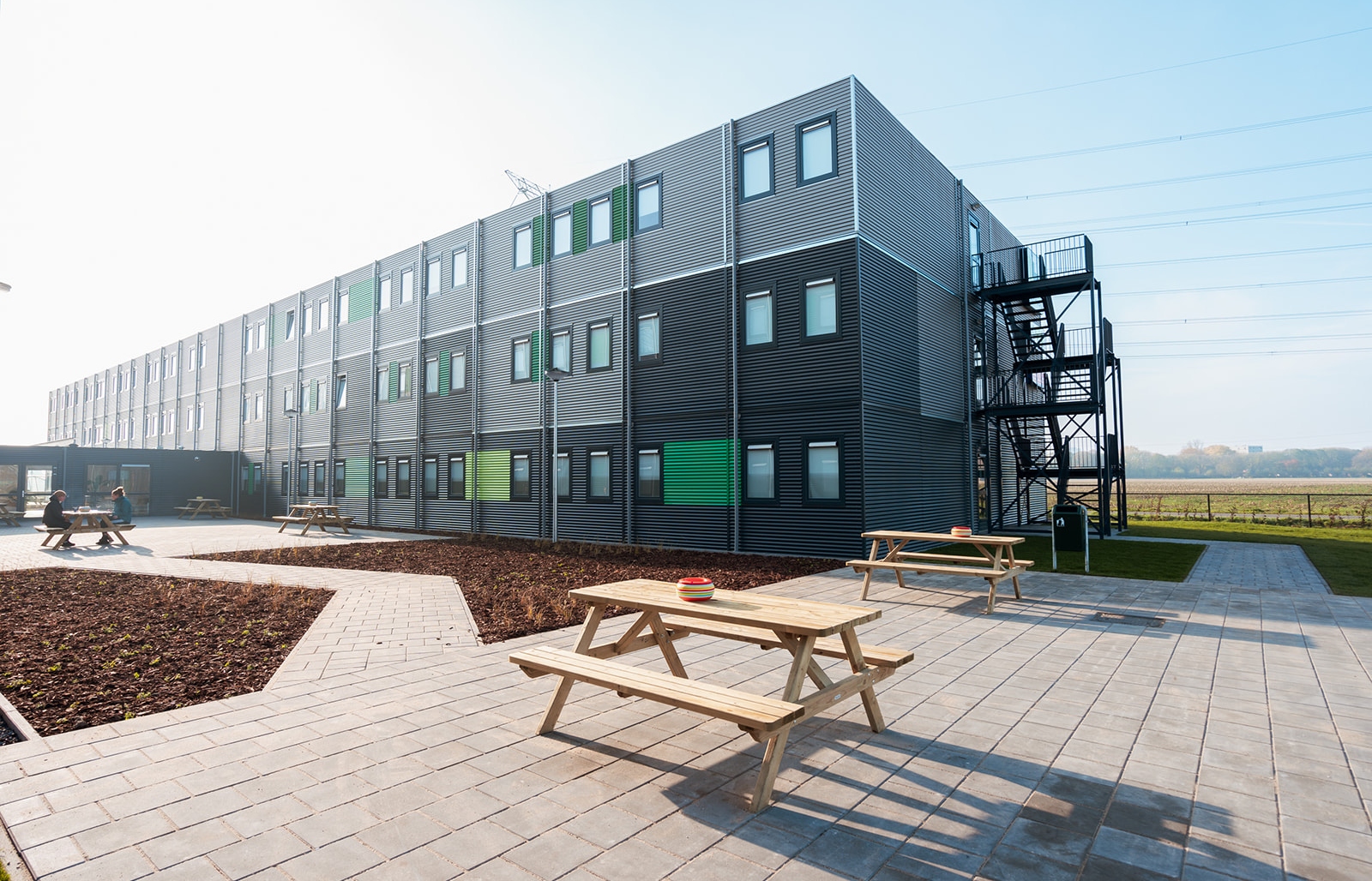 Buitenkant en binnenplaats van de Flex Accommodatie op locaite KaFra Tilburg
