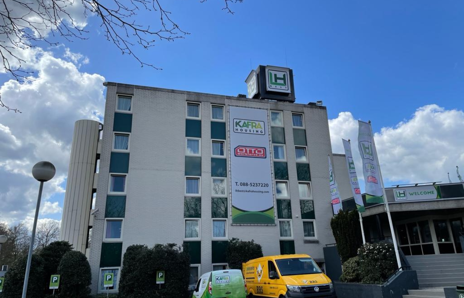 Foto van het voormalige hotel dat door KaFra werd getransformeerd tot huisvestingslocatie