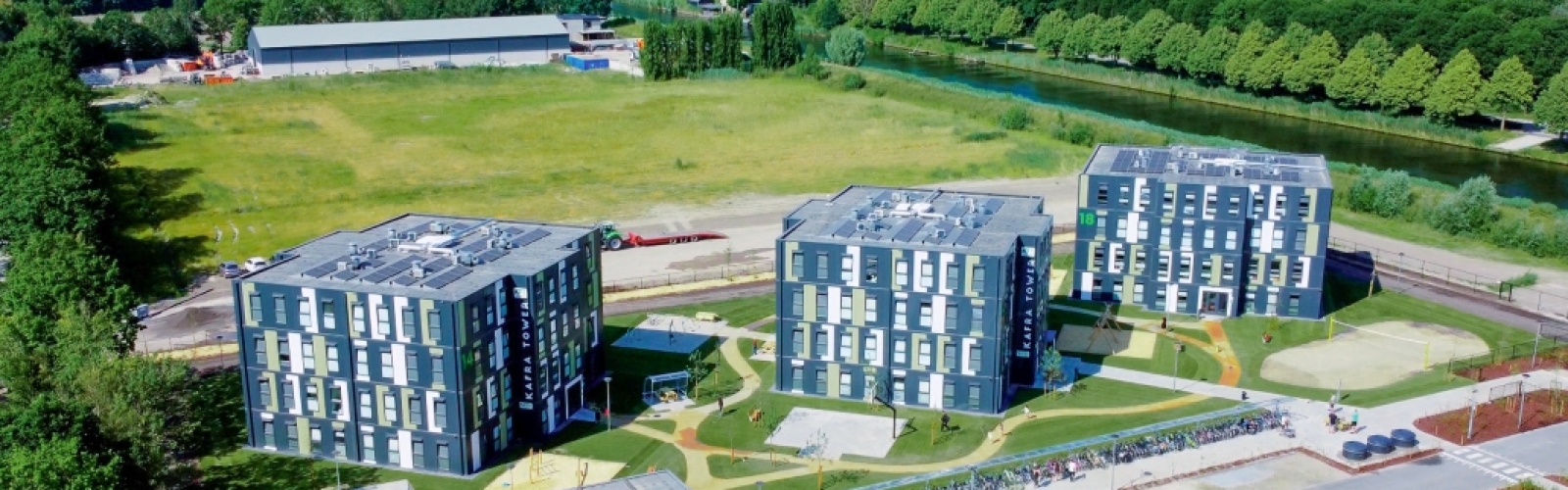 Luchtfoto van drie KaFra Towers op locatie in Zevenbergen