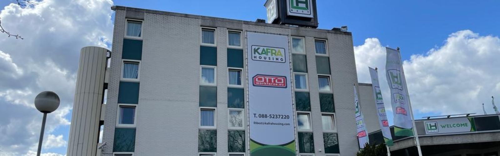 Foto van het voormalige hotel dat door KaFra werd getransformeerd tot huisvestingslocatie