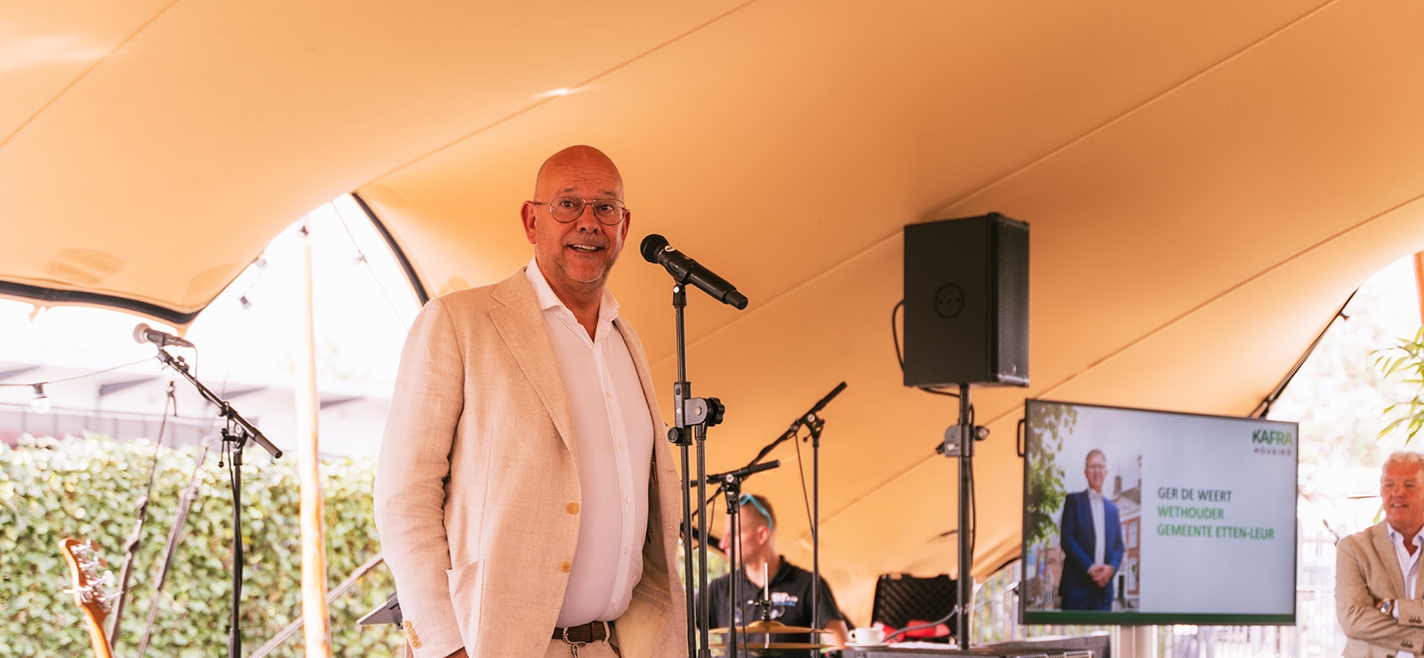 Frank van Gool spreekt bezoekers toe tijdens de opening van KaFra Etten-Leur