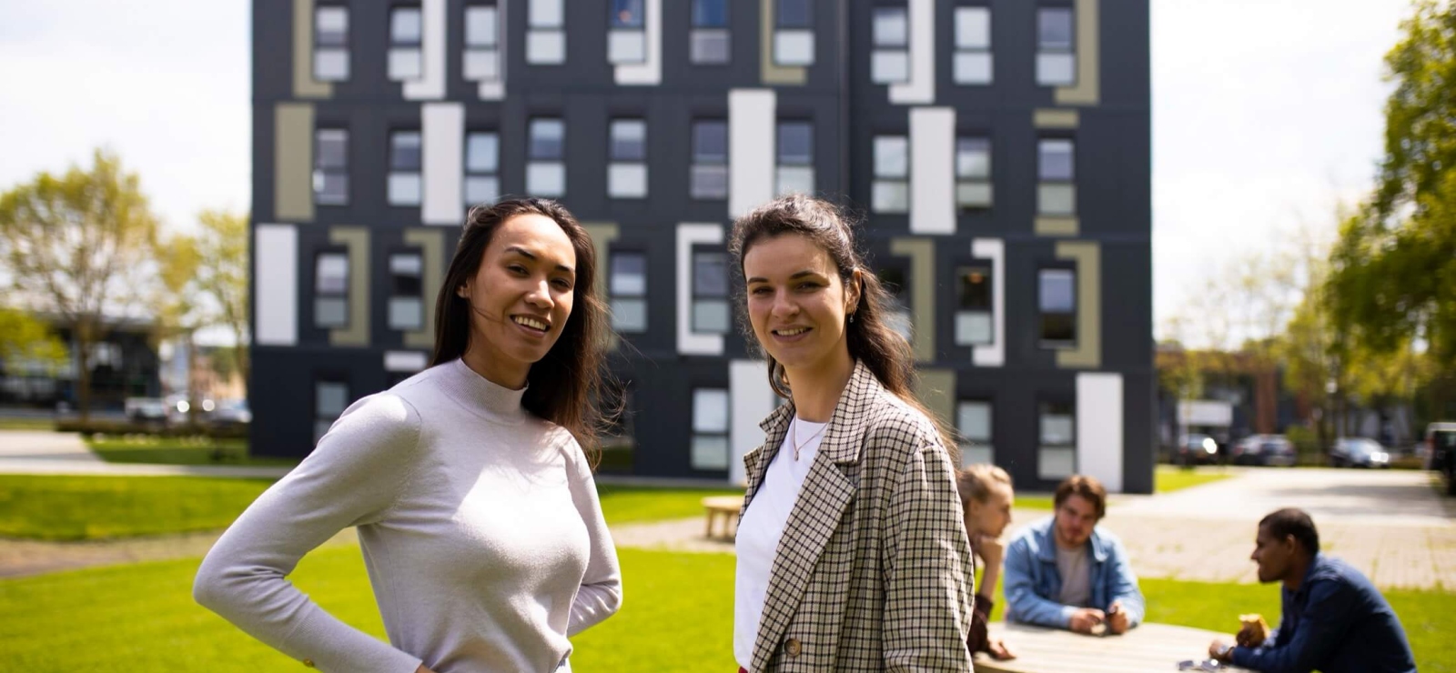 Arbeidsmigranten bij de KaFra Towers waar ze wonen