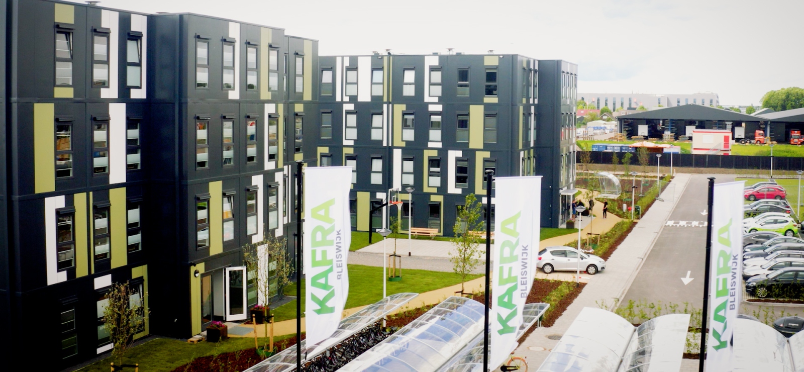 Zij aanzicht van twee van de drie KaFra Towers in Bleiswijk