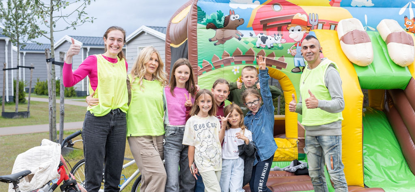 Kinderen poseren bij springkussen tijdens buurtfeest KaFra Californië