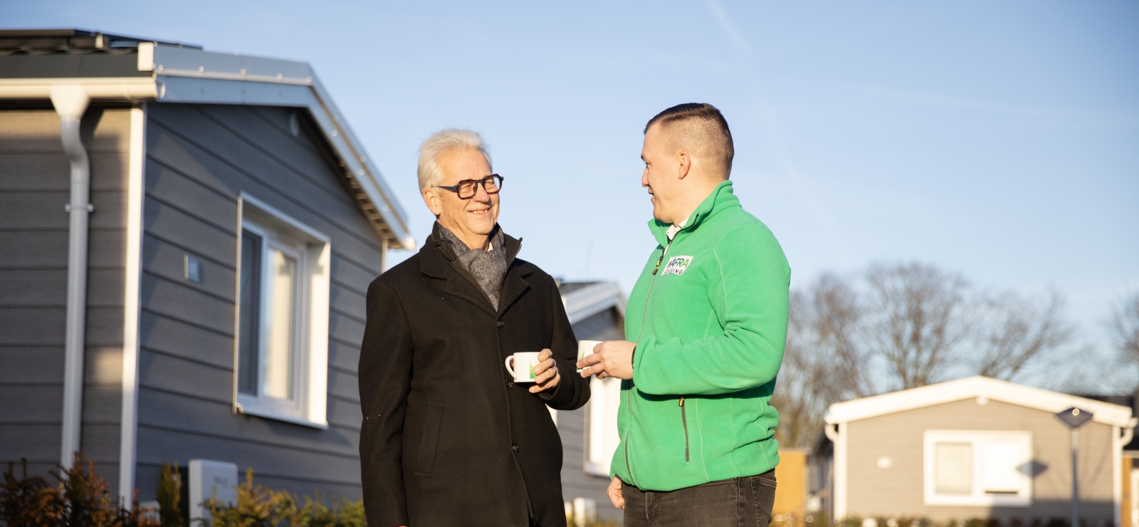 Foto van KaFra Welfare Officer in gesprek met buurtbewoner