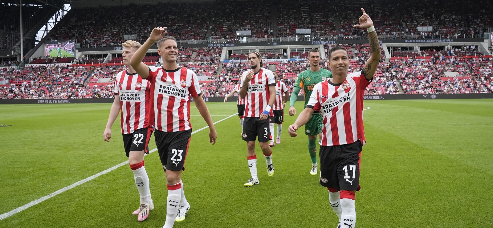 PSV spelers zwaaien op het veld naar publiek