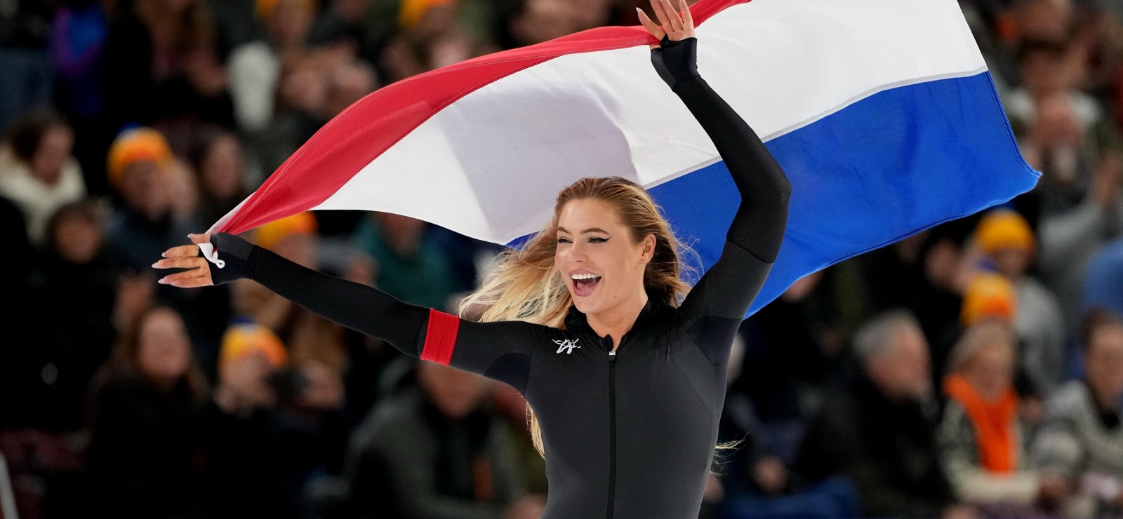 Jutta Leerdam wint NK schaatsen in KaFra tenue