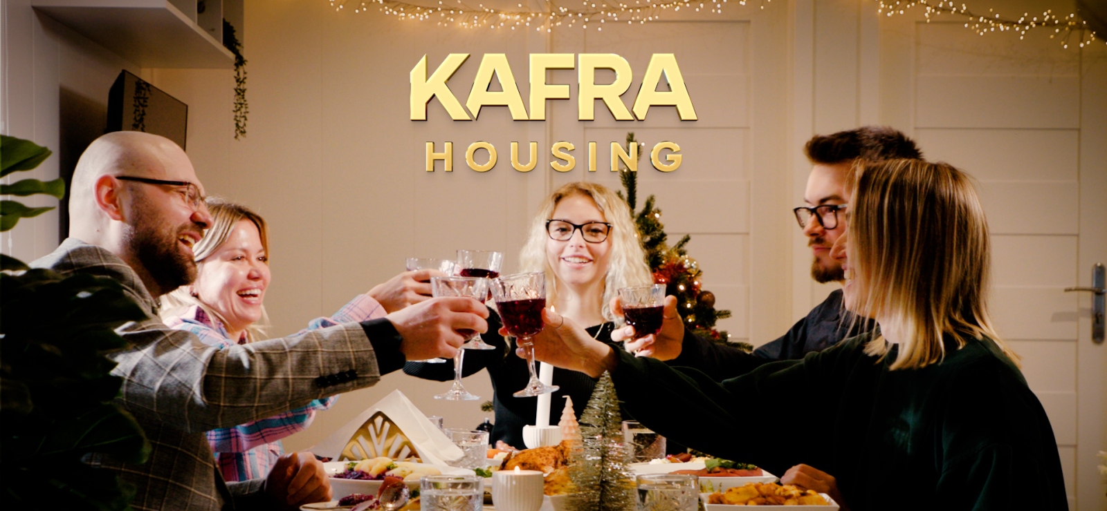 KaFra-bewoners proosten tijdens kerstdiner