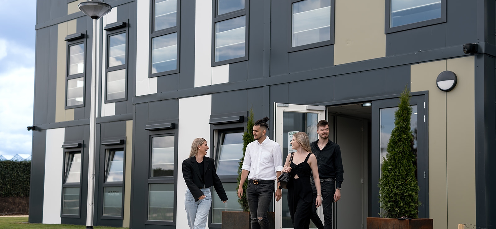 Bewoners verlaten een KaFra Tower in Bleiswijk