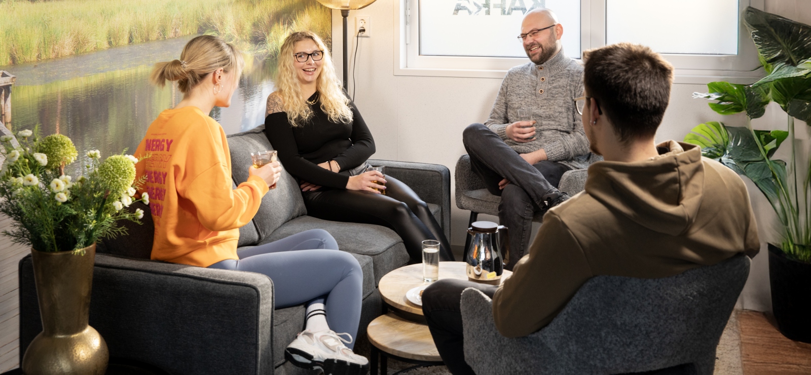 Bewoners van KaFra locatie kletsen in de gemeenschappelijke ruimte