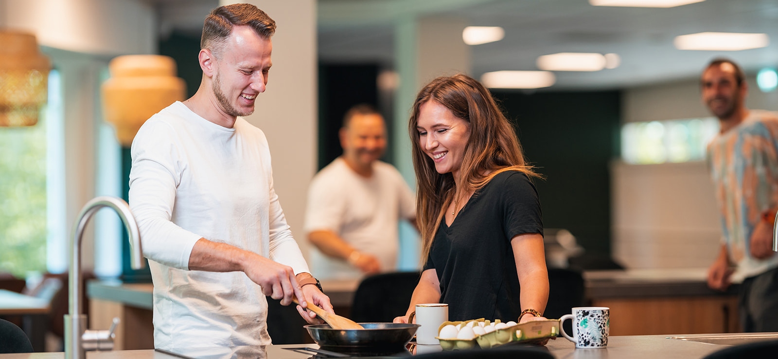 Twee KaFra-bewoners koken in de gemeenschappelijke keuken