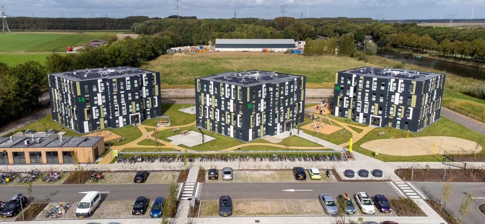 Vooraanzicht van drie KaFra Towers in Zevenbergen