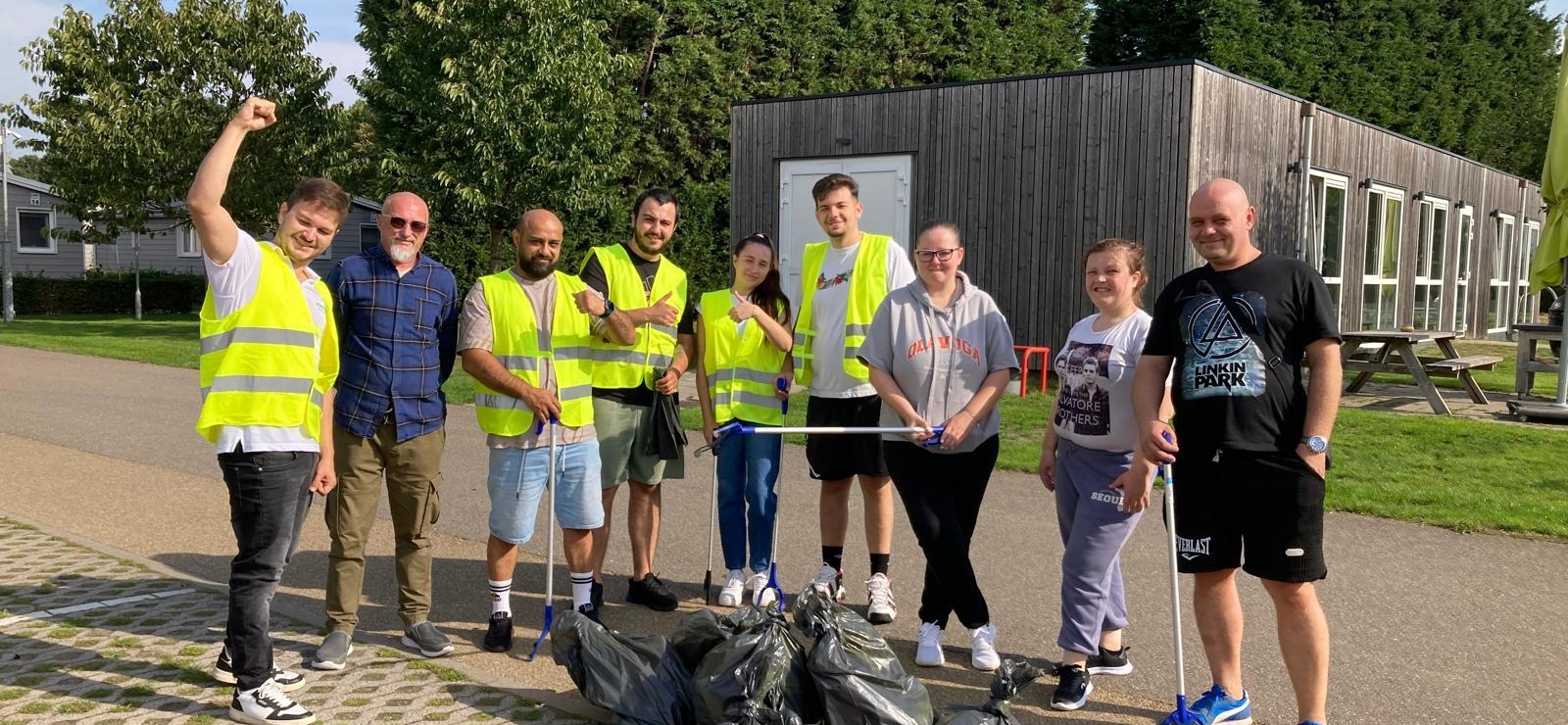 Collega’s, Welfare Officers, bewoners en omwonenden in actie op Landelijke Opschoondag