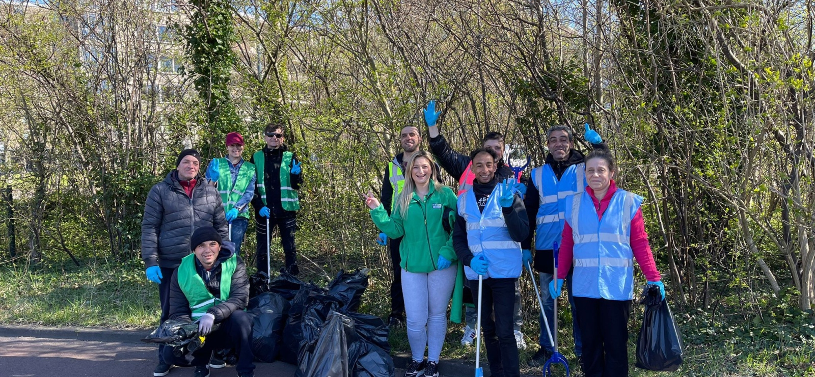 Bewoners en Welfare Officers van KaFra op de foto tijdens Cleanup Day