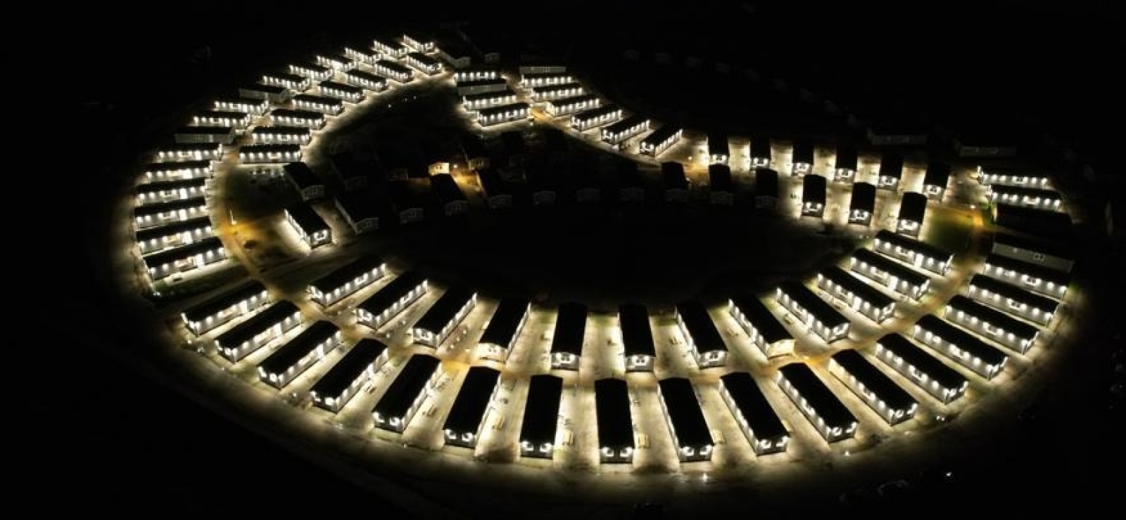 Drone-shot toont KaFra locatie in Californië met verlichting