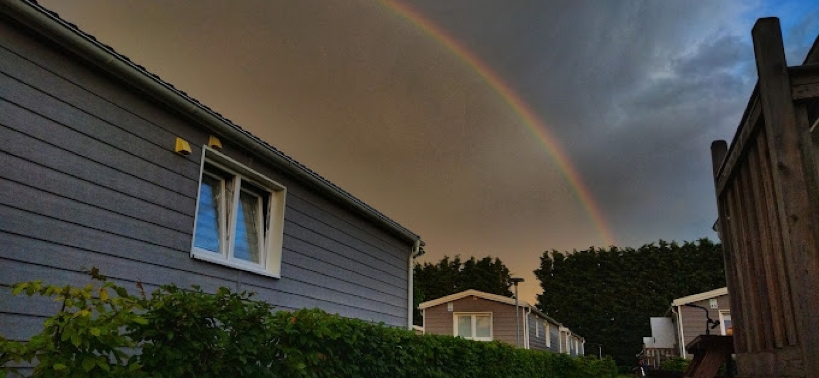 Foto toont regenboog boven de Flexwoningen bij KaFra locatie Maasbree