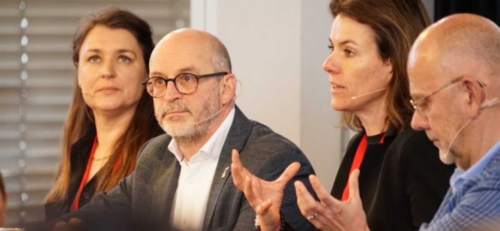 Foto van vier deelnemers aan congres van internationalisering