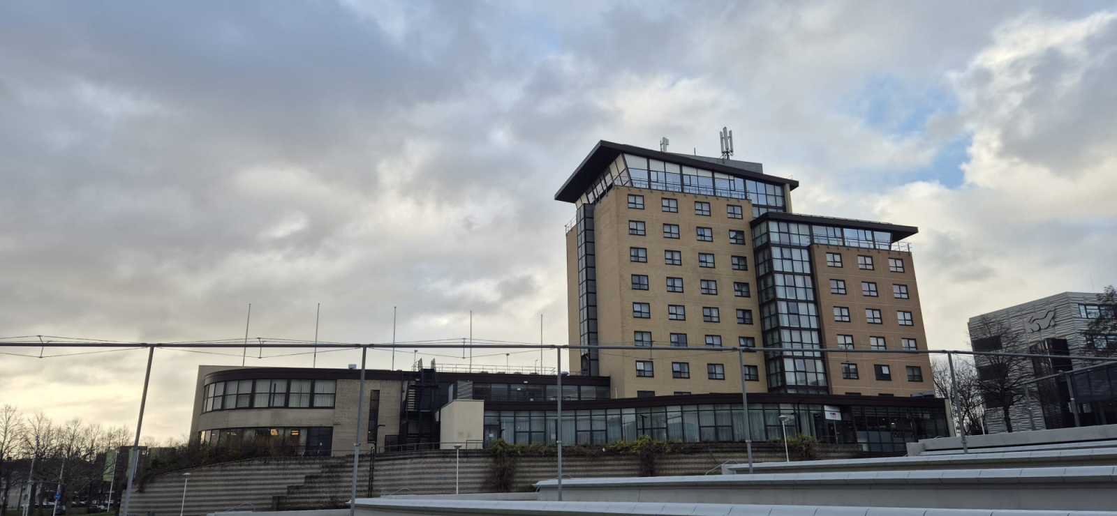 Zijaanzicht van het hotel in Zoetermeer