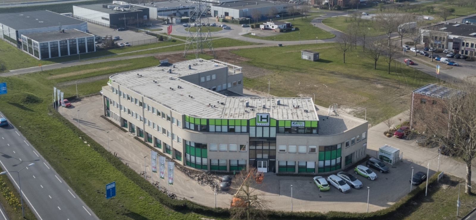 Luchtfoto van door KaFra Housing getransformeerd kantoorpand in Almere