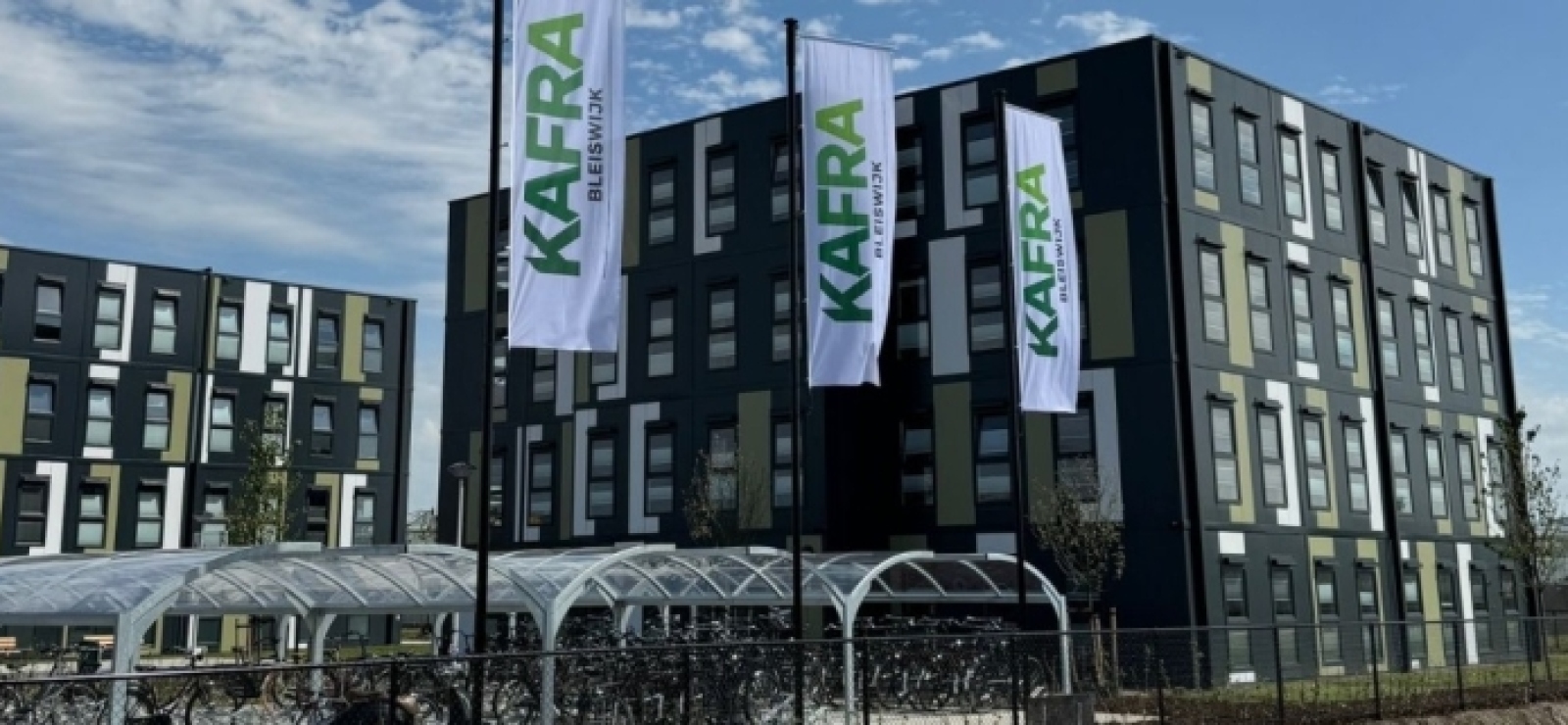 Zijaanzicht van 2 van de 3 KaFra Towers in Bleiswijk