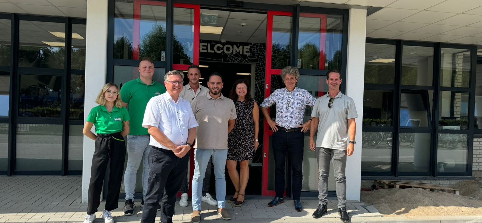 Afgevaardigden van gemeente en KaFra Housing poseren voor locatie Etten-Leur
