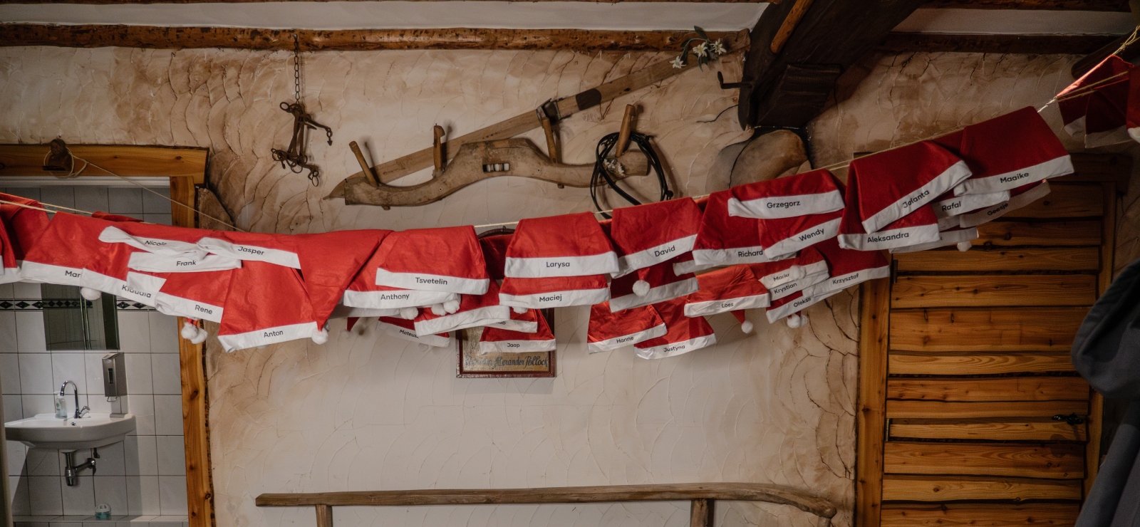 Mutsen met namen van collega's hangen klaar voor kerstfeest
