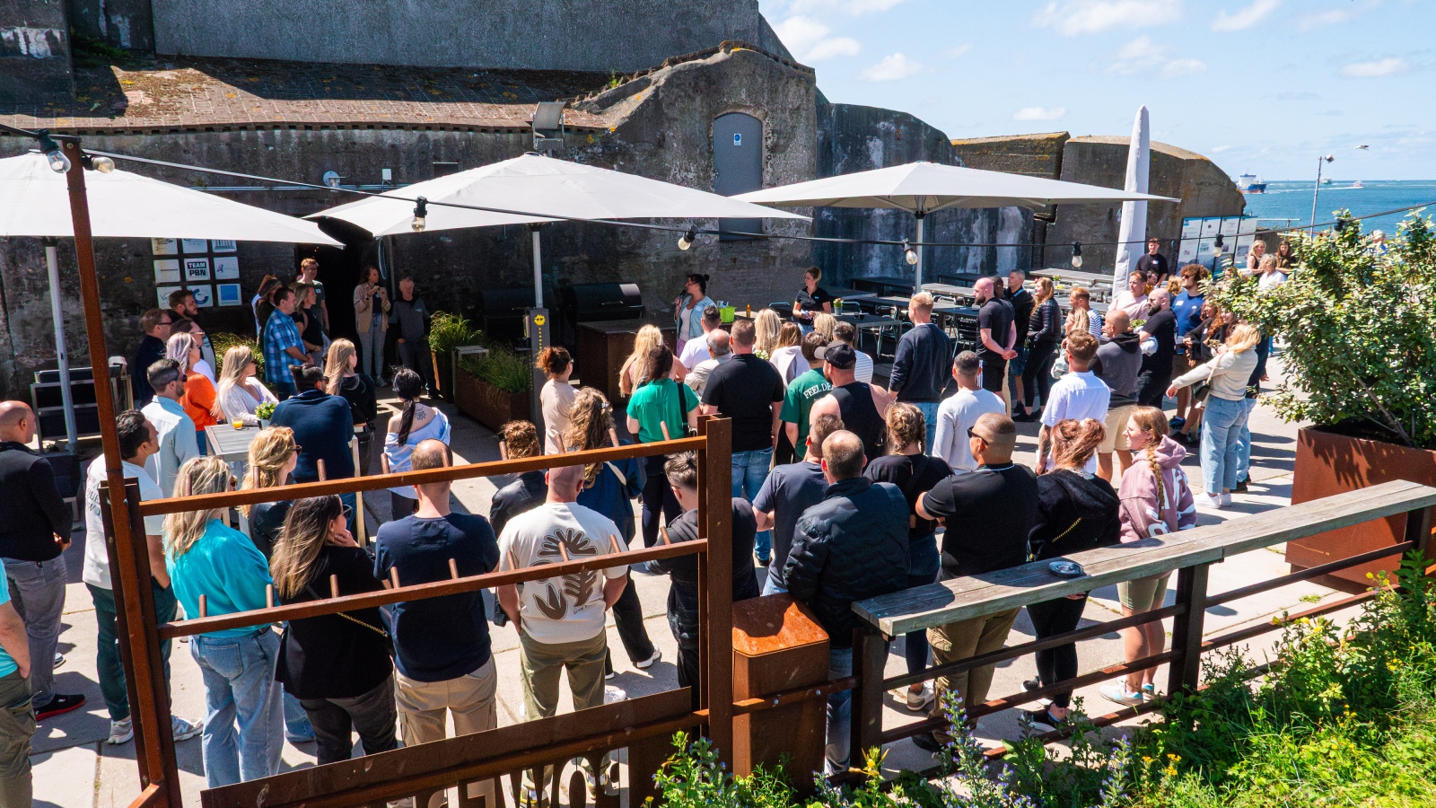 Collega's van Jumeaux-holding verzamelen op het terras van Forteiland IJmuiden