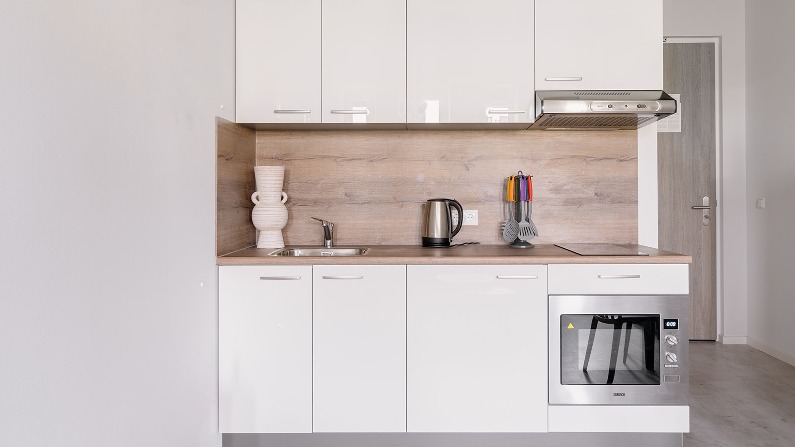 Modern keukenblok bij locatie KaFra Almere