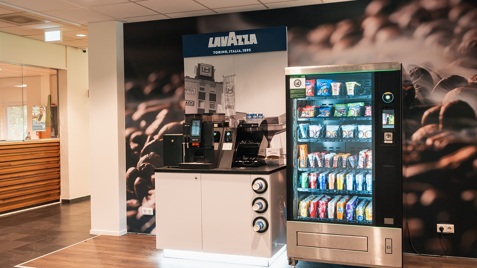 Koffie- en vendinghoek in gemeenschappelijke ruimte bij KaFra Best