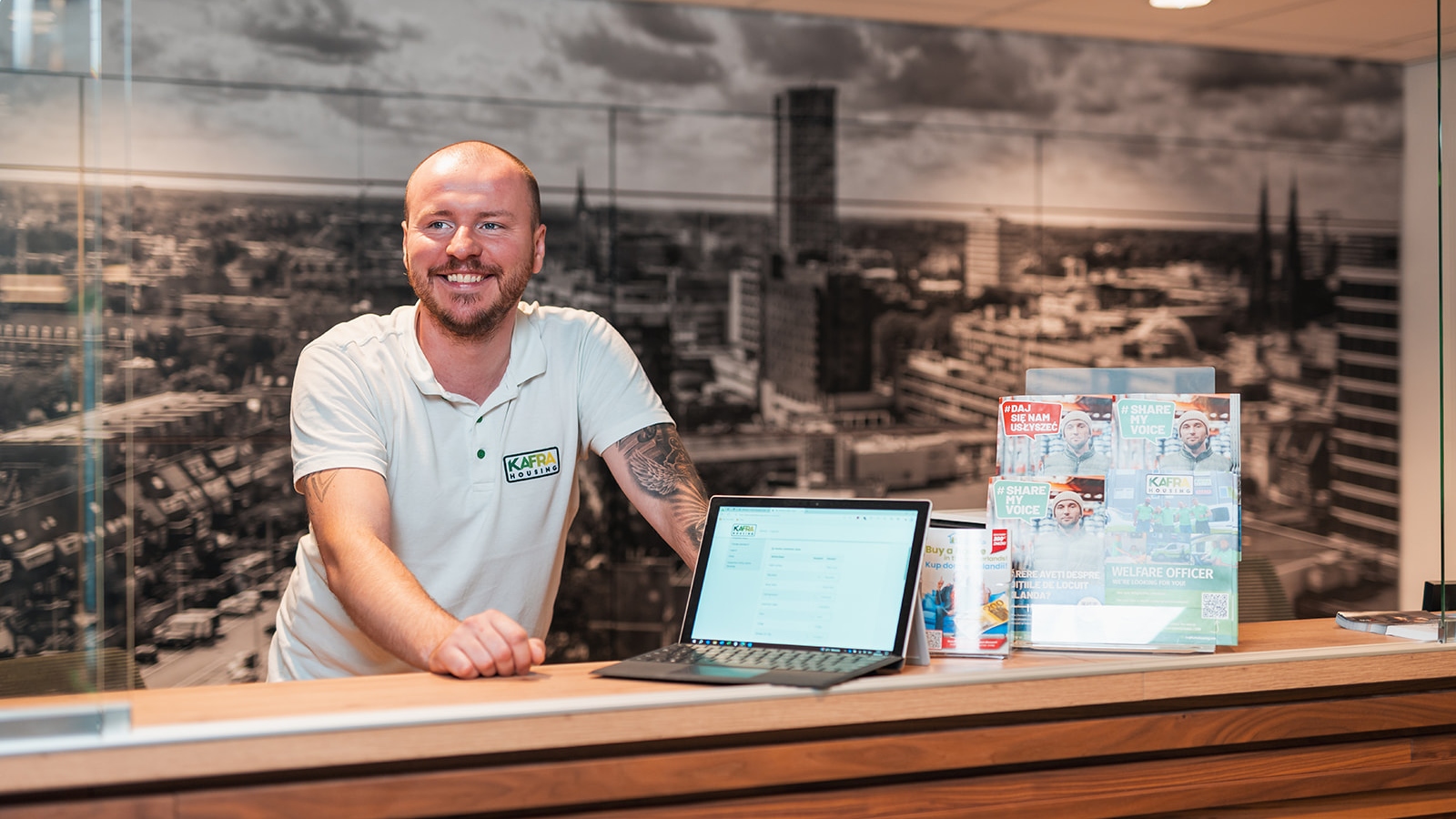 Welfare Officer bij de receptie van KaFra Best