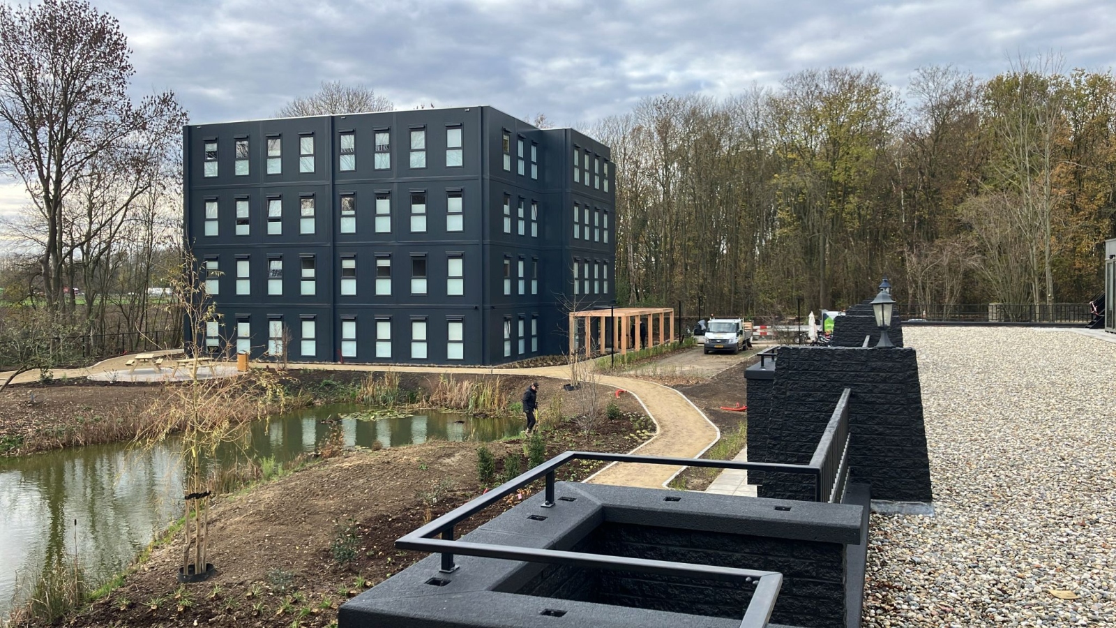 Na in vijf dagen gestapeld te zijn ziet de KaFra Tower in Born er zo uit