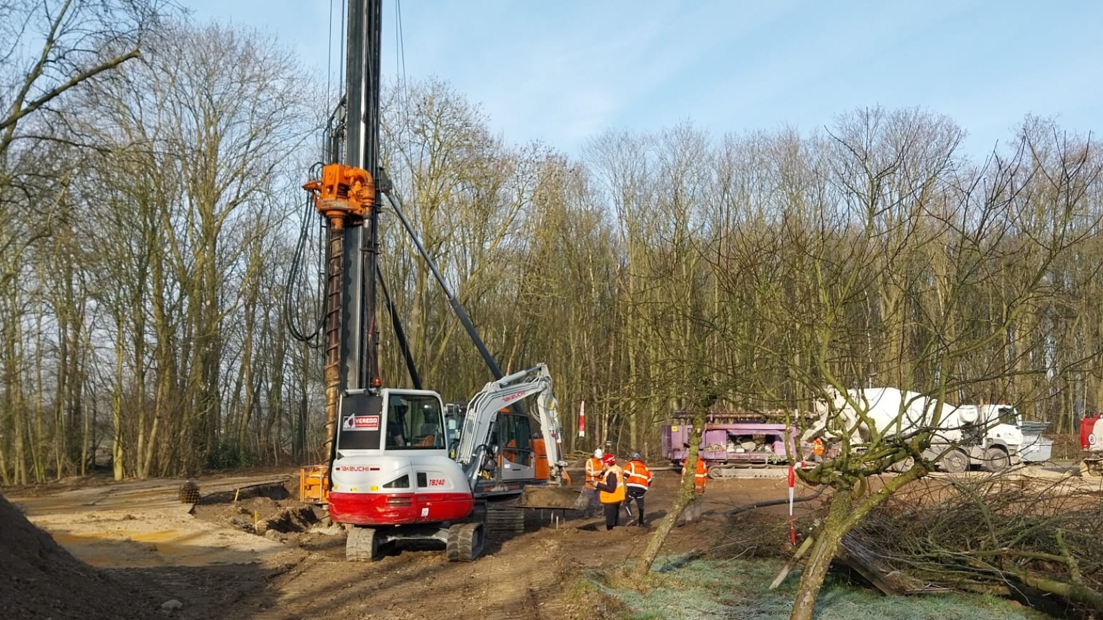 De voorbereidingen op het stapelen van de KaFra Tower in Born worden getroffen