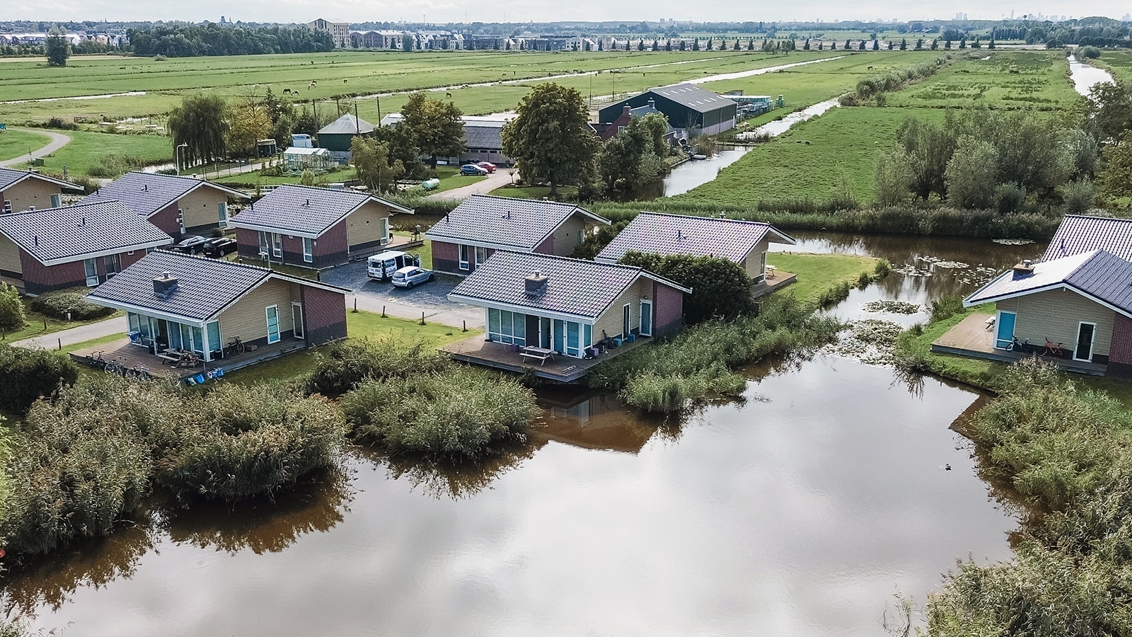 Luchtfoto van de getransformeerde bungelows op locatie KaFra Gouda