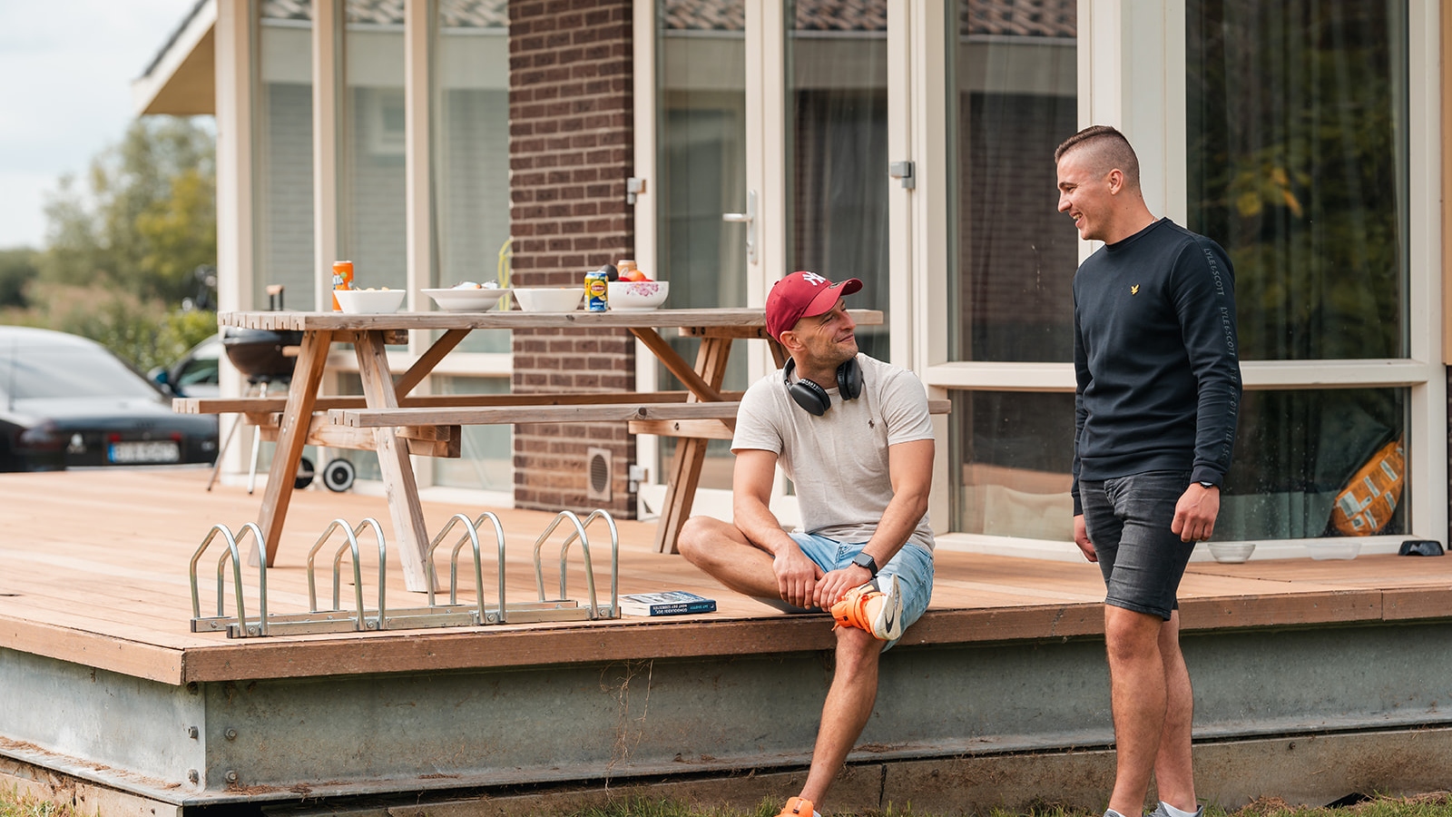 Bewoners van KaFra Gouda praten nabij de receptie