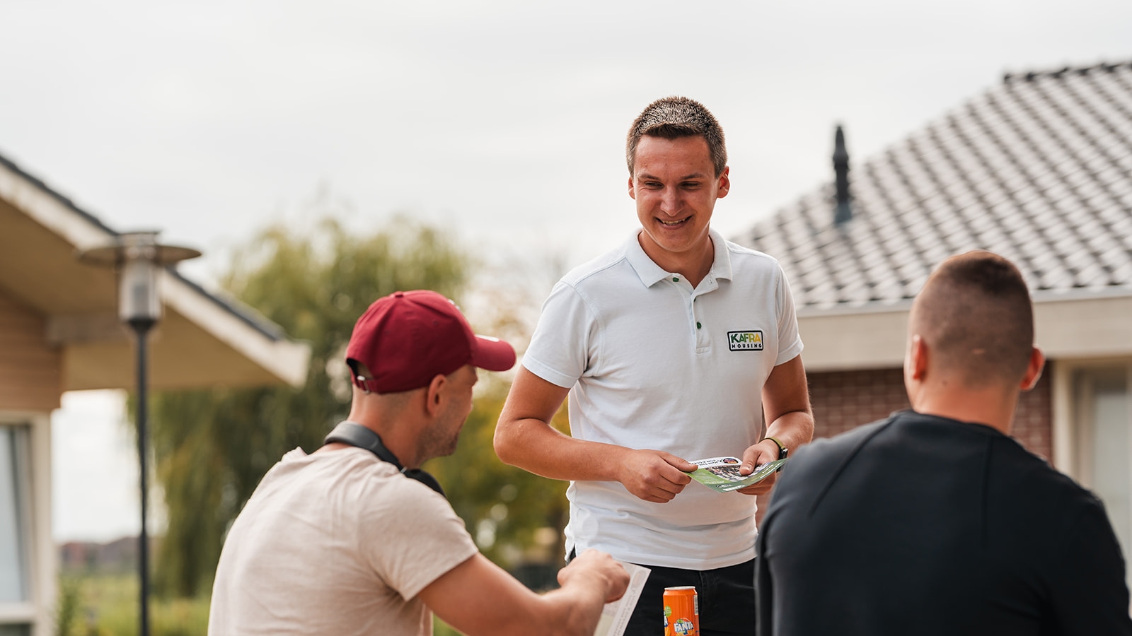 Welfare Officer spreekt met bewoners van locatie KaFra Gouda