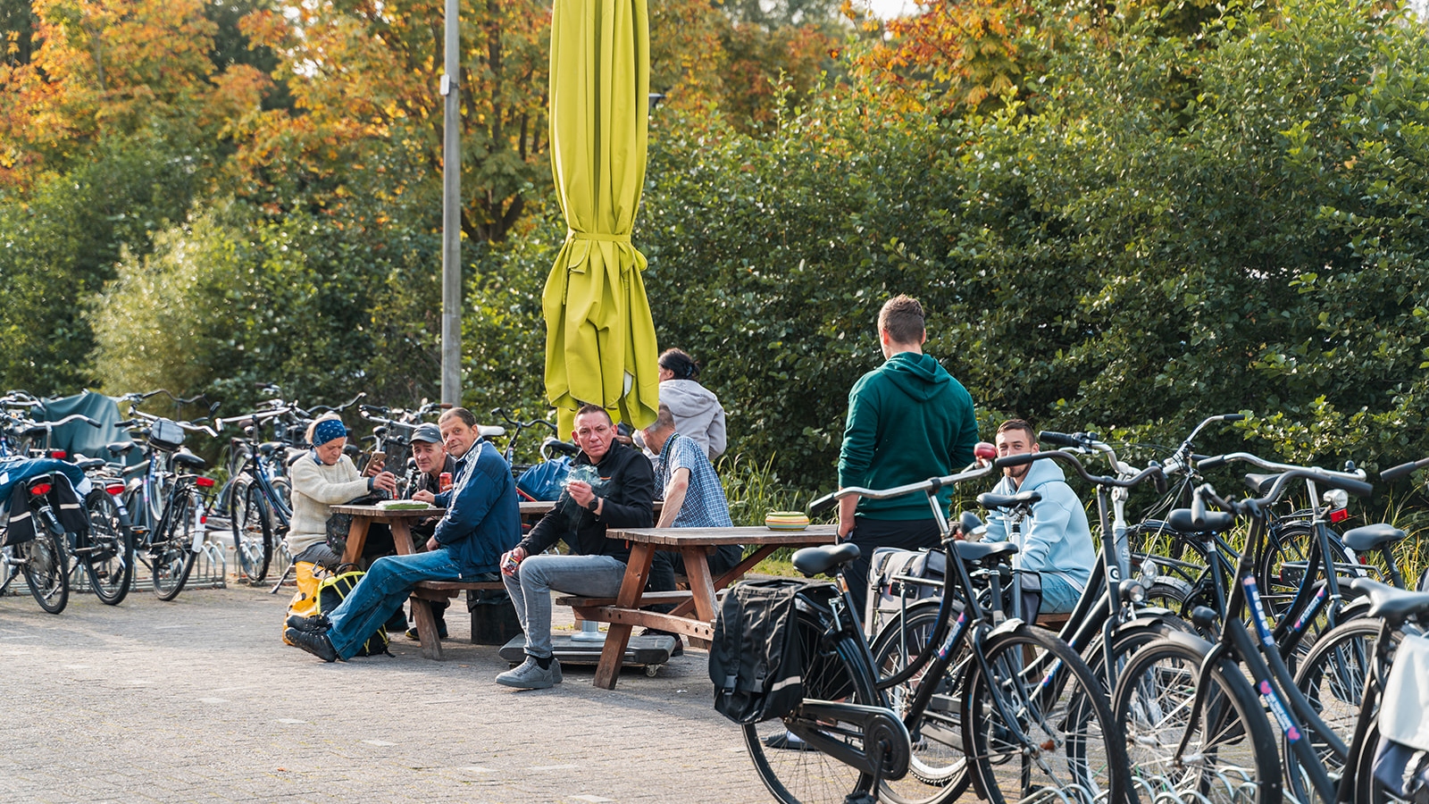 Bewoners van KaFra Leiden ontspannen op het terras
