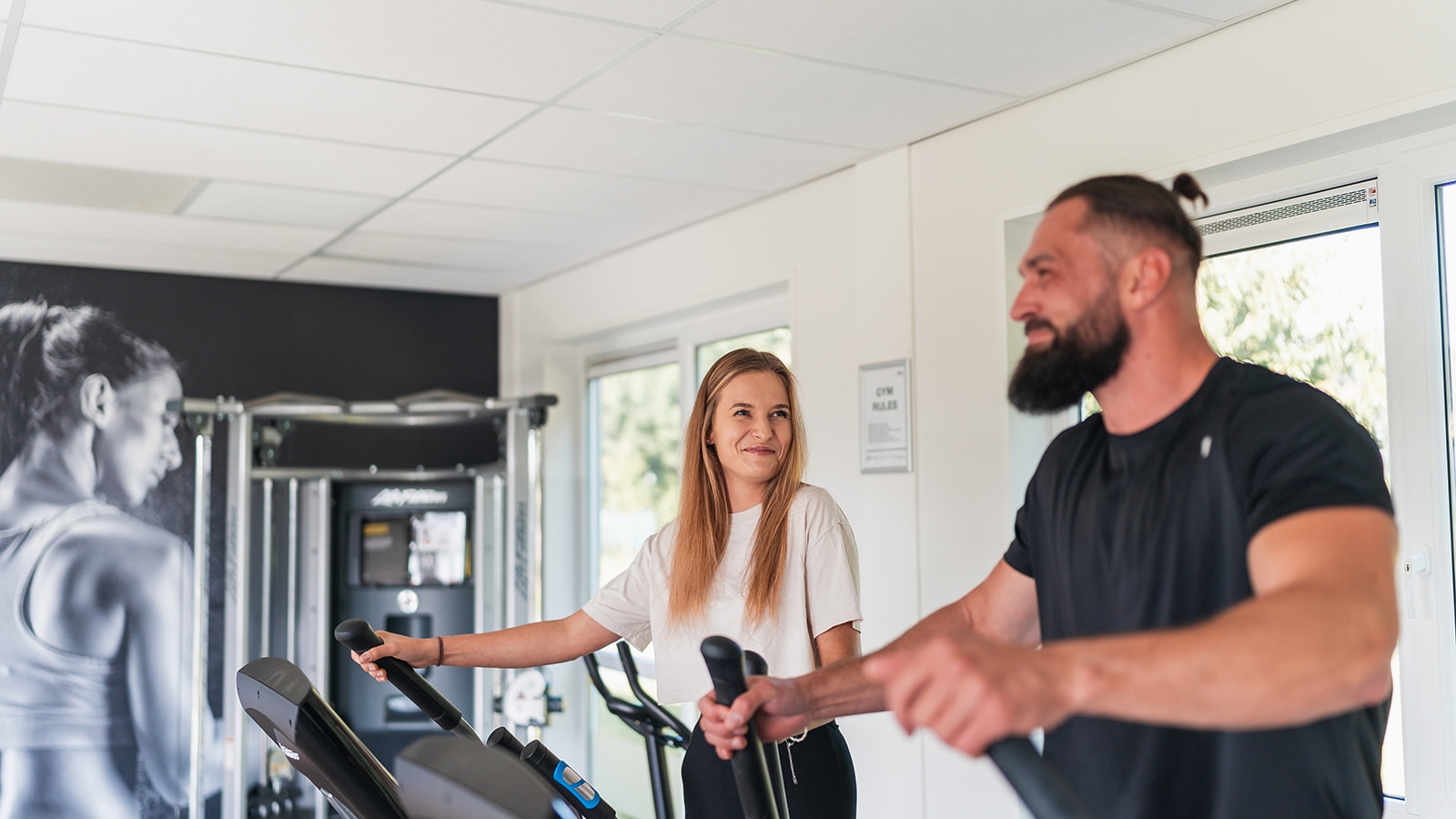 Bewoners van locatie KaFra Oostrum maken gebruik van de fitnessruimte